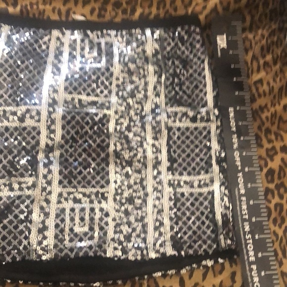 Francesca’s size large silver & black sequin mini skirt with stretch & side slit - Picture 9 of 14